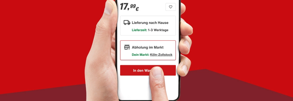 Eine Person bestellt per Smartphone online zur Abholung im Markt.